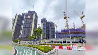 Novo Land 大厦: Novo Land分6期而建，合并提供4,585伙，当中1A期提供824伙，1B期提供800伙，2A期提供929伙，2B期提供729伙，3A期提供534伙，3B期提供769伙。 当中，Novo Land 1A期由新地发展，位于屯门欣宝路8号，设有2座，提供824伙，主打1及2房户。