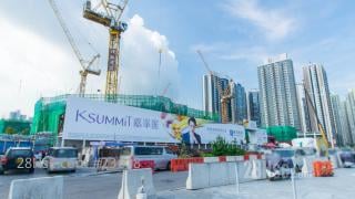 嘉峯汇 大厦: K. Summit 嘉峯汇, 由嘉华地产发展，位于启德沐泰街9号，设有4座及4幢独立屋，合共提供1006个单位。当中，分层实用面积由287至1,888平方尺，间隔为开放式、1房连套房、2房、3房连套房及储物室连厕、4房连套房及储物室连厕、4房连双套房及储物室连厕。而洋房实用面积由3,215至3,268平方尺，间隔为4房连4套房及储物室连厕。